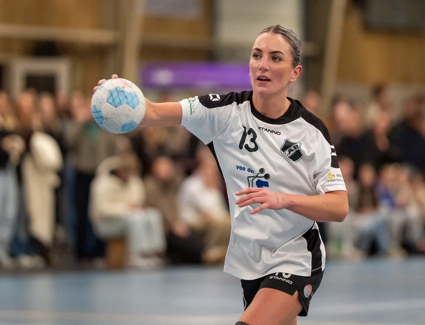Hoekspeelster Nikki Oele maakt overstap naar VOC Amsterdam